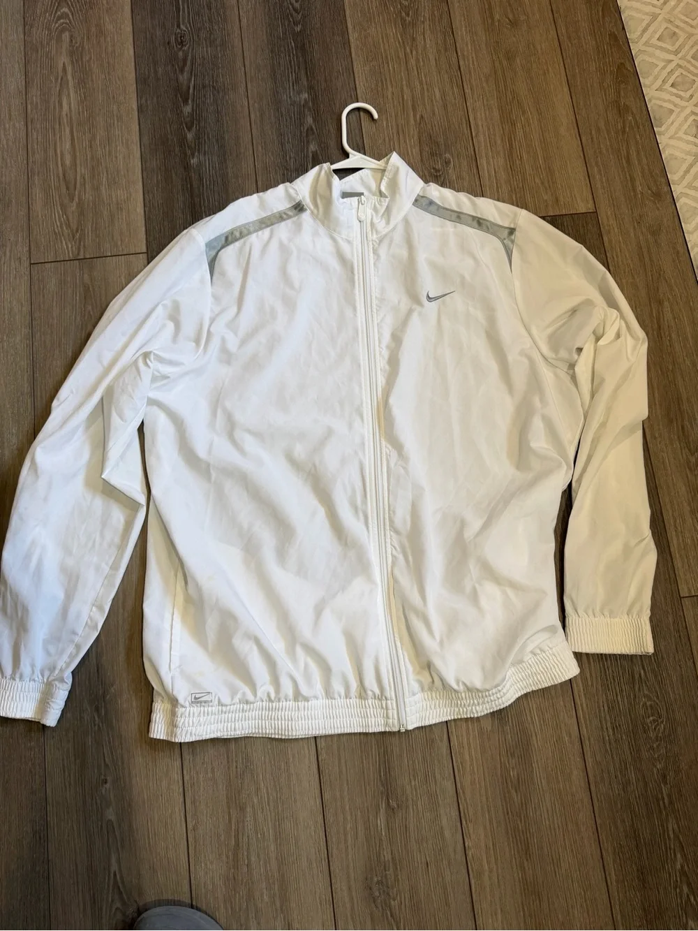 Nike Men’s White Windbreaker Jacket with Gray Accents